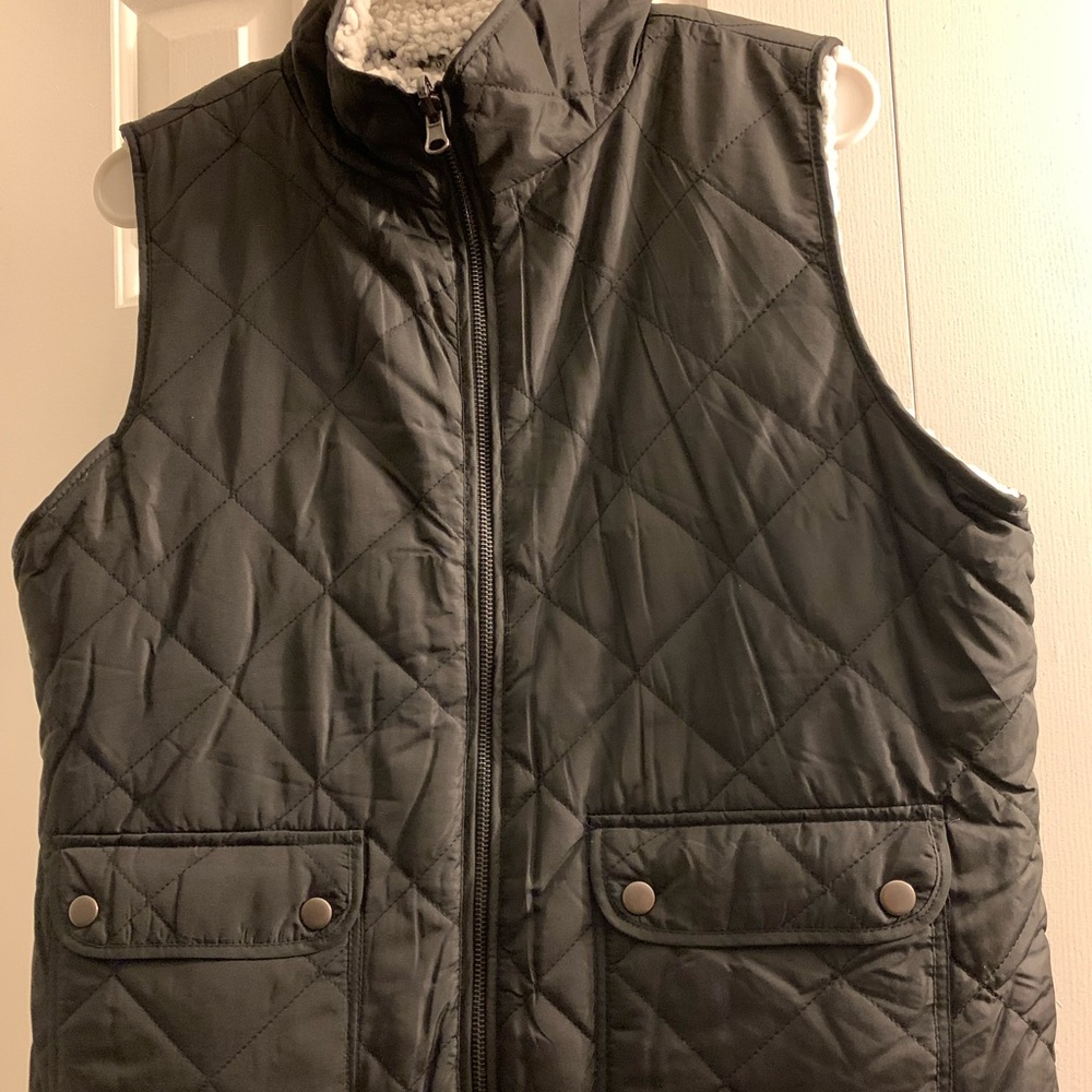 Francesca’s reversible sherpa vest Large NWT